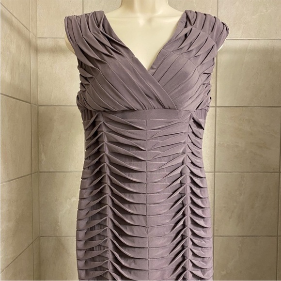 Adrianna Papell Dresses & Skirts - WORN ONCE / LIKE NEW Adrianna Papell cocktail dress, size 8